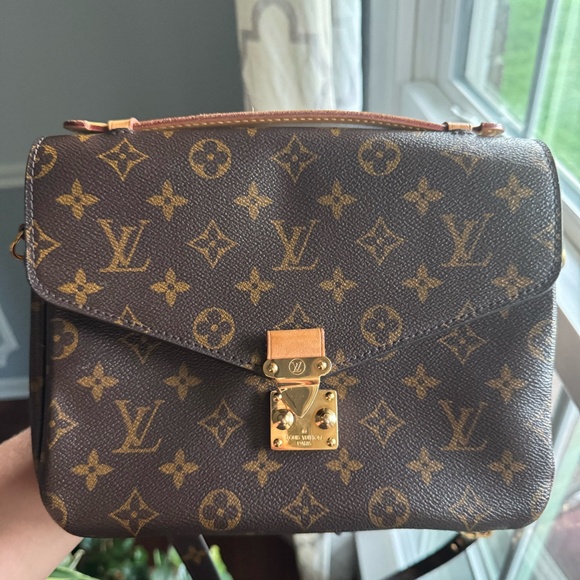 LOUIS VUITTON Monogram Pochette Metis - Picture 2 of 10